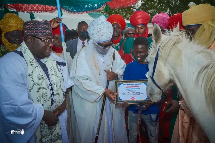 DUTSE: Wani yaro ya samu kyautar doki daga mai martaba sarkin Dutse …