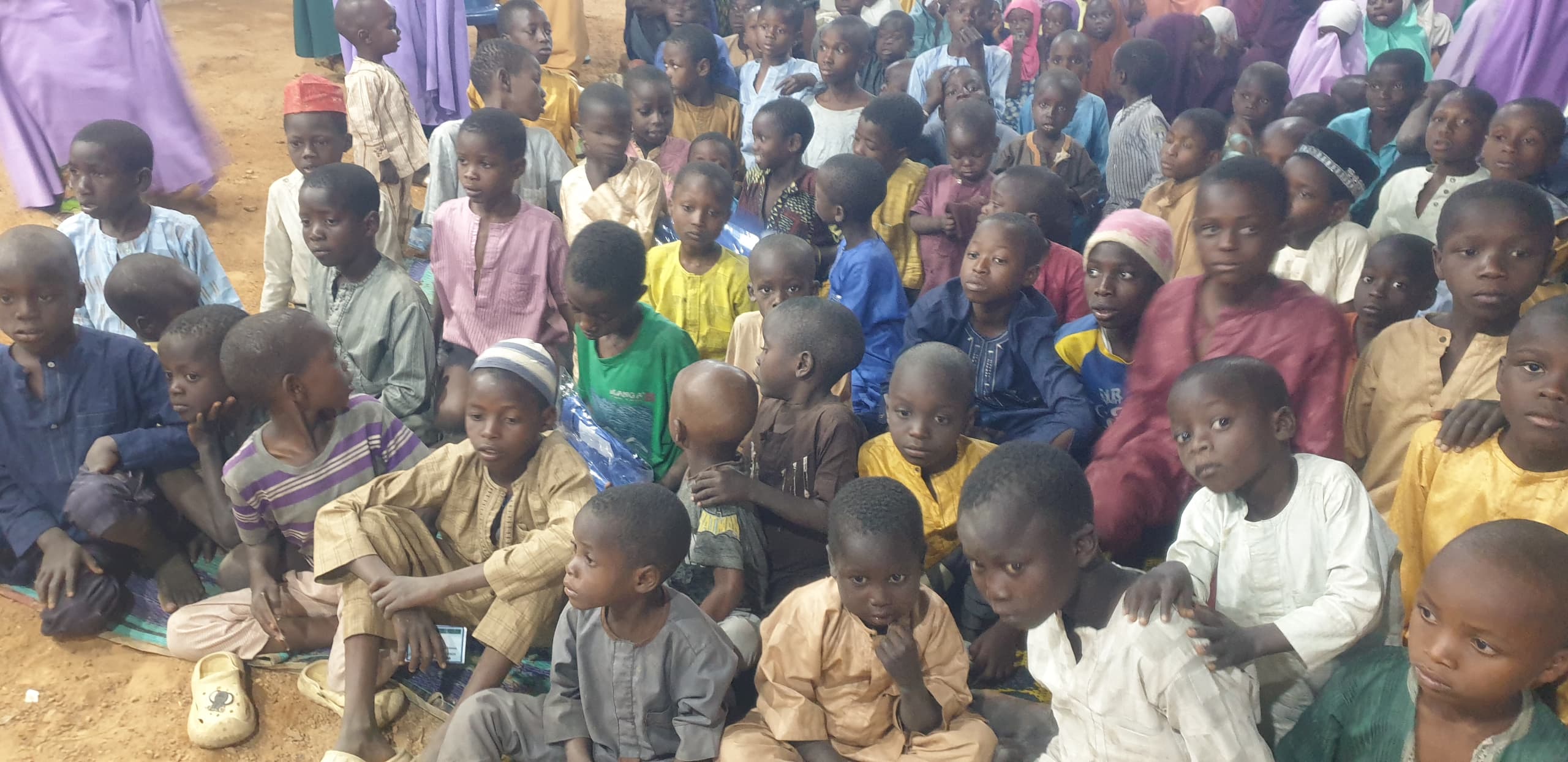 TALLAFI: Wata kungiya ta raba wa ma marayu tufafi …