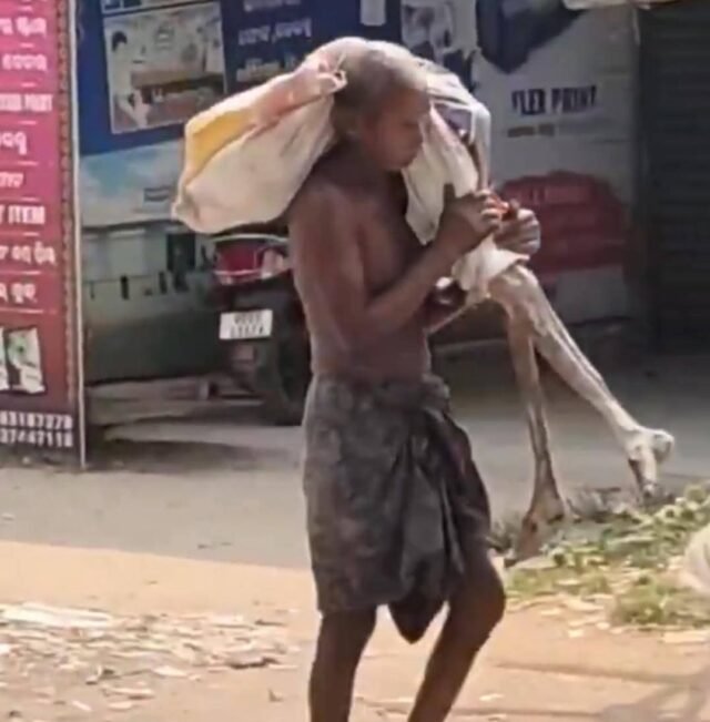 Wani mutum ya haƙo Gawar ’yar uwar sa Daga Kabari Ya Kai Banki…