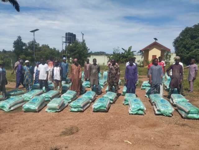 Farmers Receives Free Fertiliser Distributed By Government In Kwara.